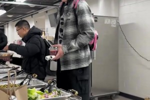 营养价值很高啊！来看看杨瀚森赛后在球队的伙食！