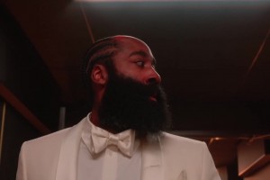 白色圣骑！登哥抵达球馆🤩白色西装+劳斯莱斯太帅了！